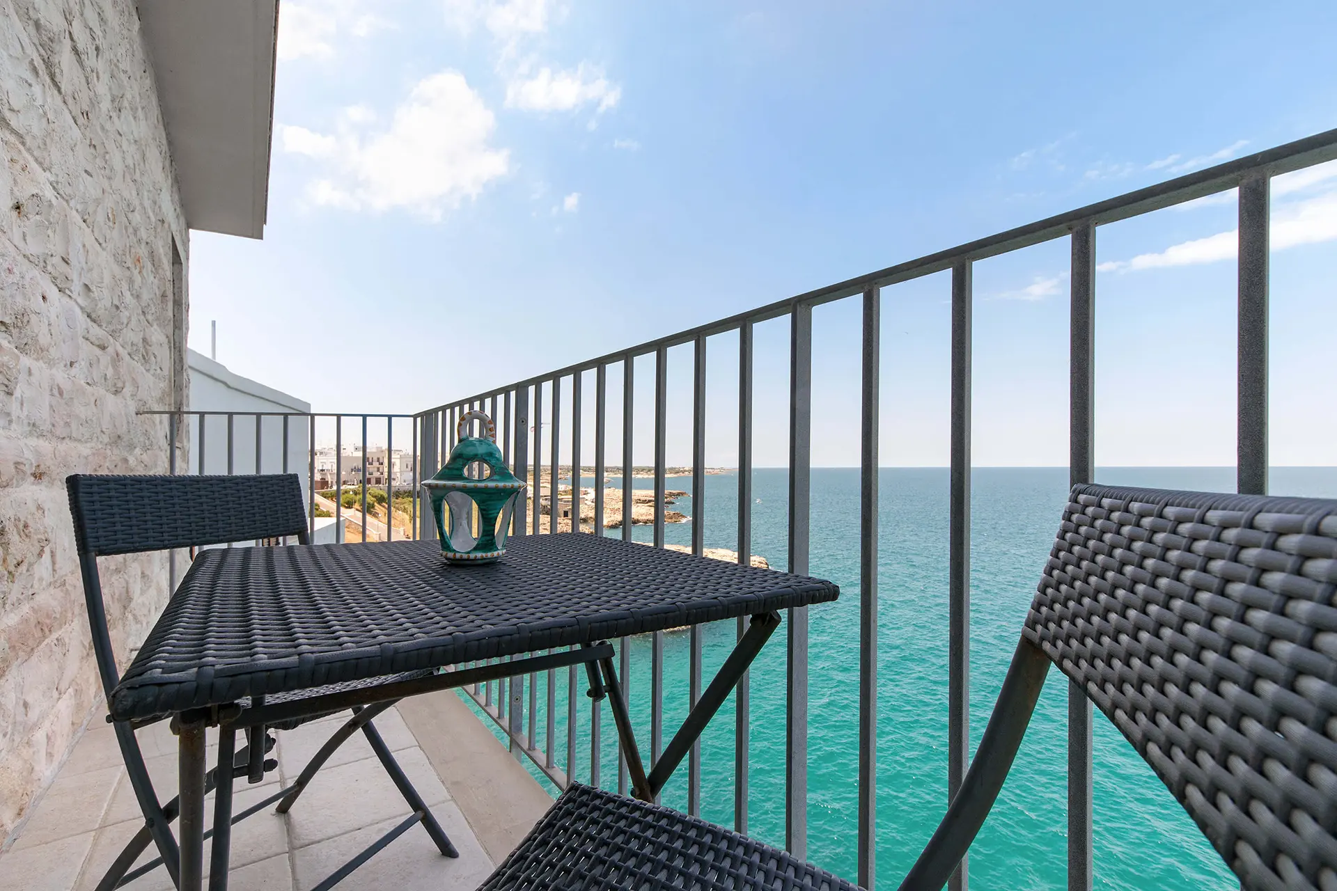 la table à café sur le balcon pour profiter de la vue et béneficiér de la brise marine