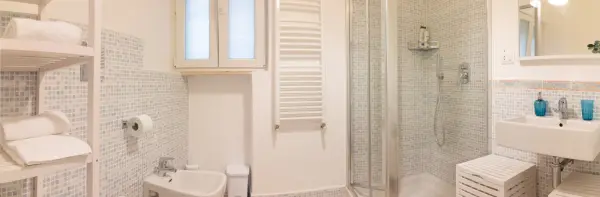 Bagno con doccia di Suite Acqua